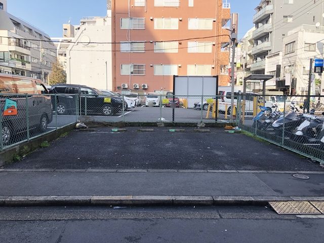 駐車場内