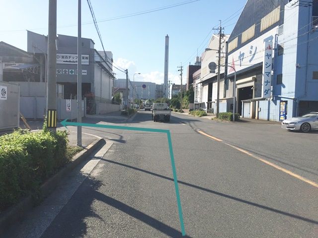 【道順2】1つ目の交差点を「左折」してください。