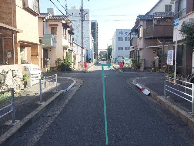 【道順7】左折後、2つ目の交差点を過ぎると、「右側」に駐車場出入口があります。