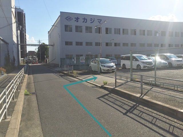 【道順8】駐車場出入口の写真です。ご予約時のスペースに駐車してください。
