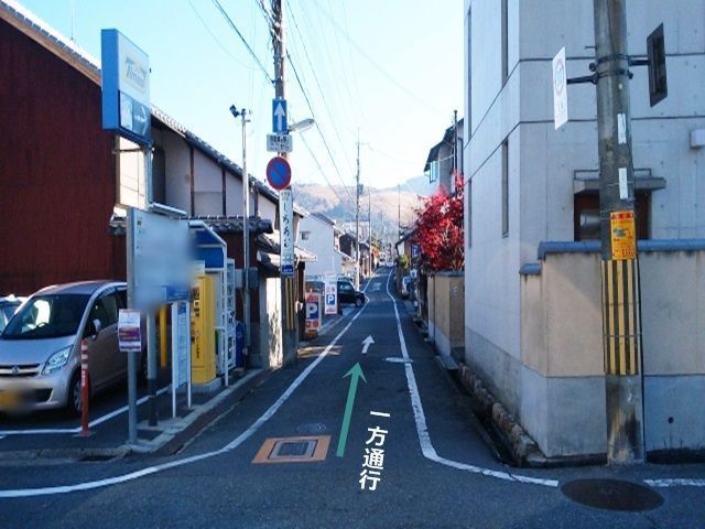 コインパーキングを目印に一方通行の道を進入して下さい