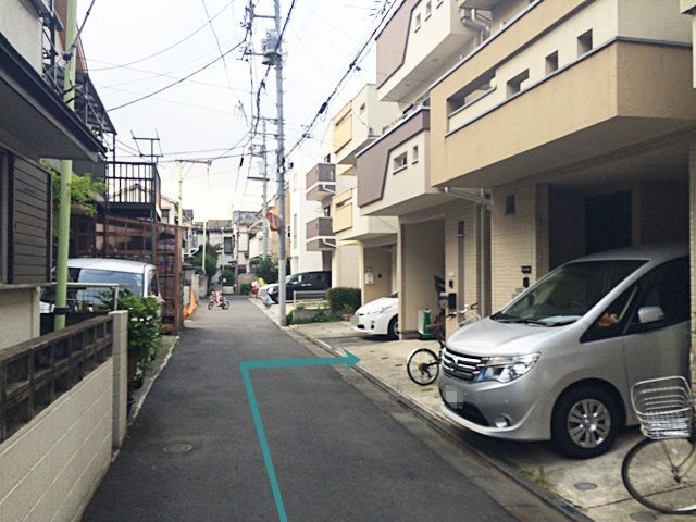 【道順7】右折後少しお進みいただくと、「右側」にご利用駐車場があります