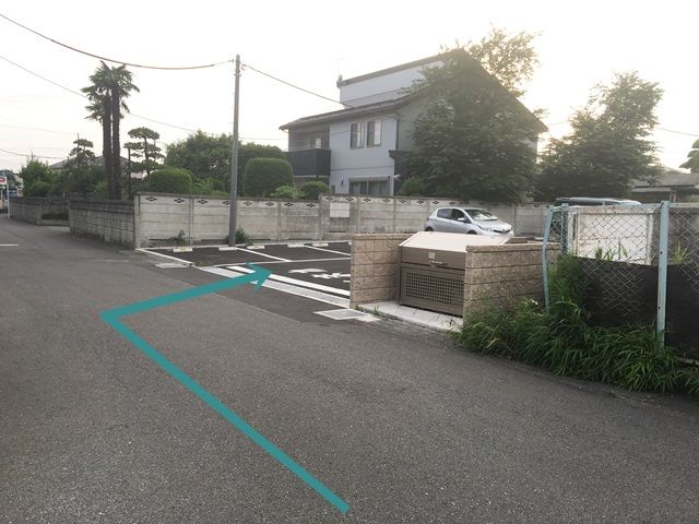 【道順4】少し進むと「右手」にご利用駐車場がございます。