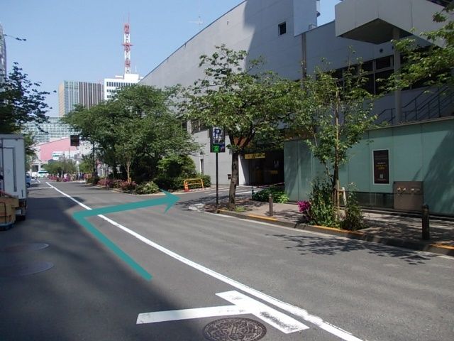 銀座通り口交差点からさくら通りを、有楽町方向に曲がり50m先右側に銀座口がございます。