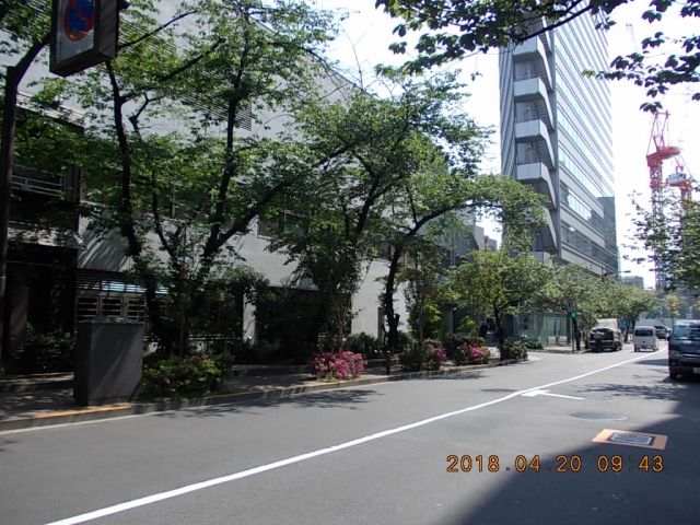 外堀通りを東京駅方向から、高速道路の下をくぐりすぐに左折約200m先、左側に銀座口がございます。