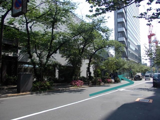 外堀通りを東京駅方向から、高速道路の下をくぐりすぐに左折約200m先、左側に銀座口がございます。