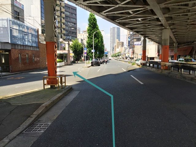 3.高架下を過ぎてすぐ「左折」してください。