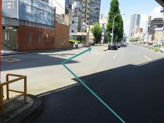 4.左手に中崎町駅の出入口があり、その横の道を直進してください。
