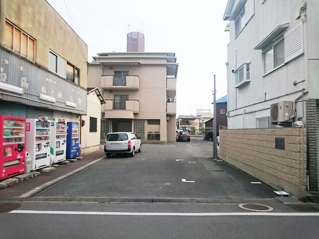 【道順1】駐車場入口の写真です。ご予約時のスペースに駐車してください。