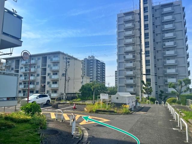 赤坂台3丁 団地駐車場(17号棟付近)の駐車場写真