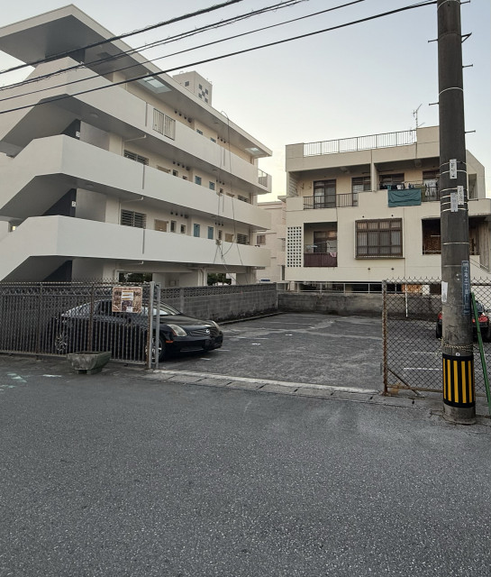 沖縄市上地3丁目駐車場の駐車場写真