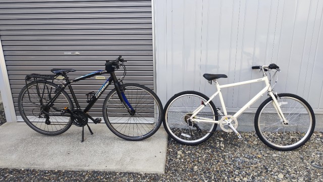 レンタルサイクルでアルウィンまで自転車で10分 道路の向かいにドラッグストアありの駐車場写真