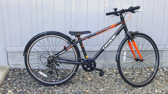 レンタルサイクルでアルウィンまで自転車で10分 道路の向かいにドラッグストアありの駐車場写真
