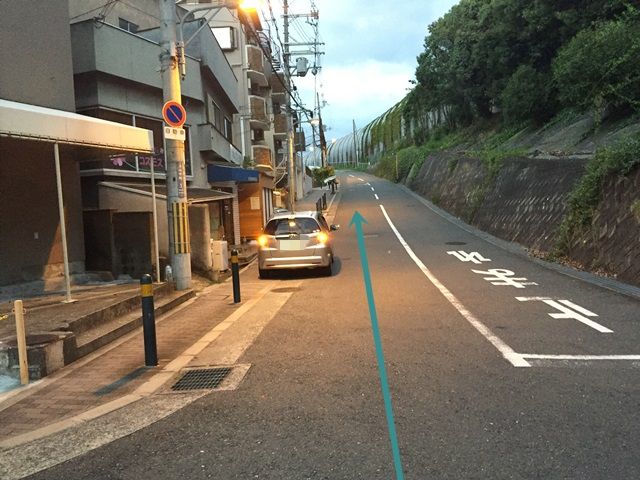 【道順1】写真後方に「関西大学 千里山キャンパス」の出入口があり、「名神高速道路」を右側にして直進してください。