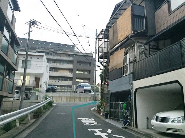 【道順4】1つ目の分かれ道を「右折」してください。