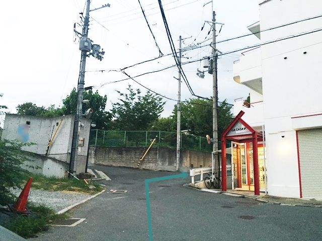 【道順5】右折後、矢印に沿ってお進みください。