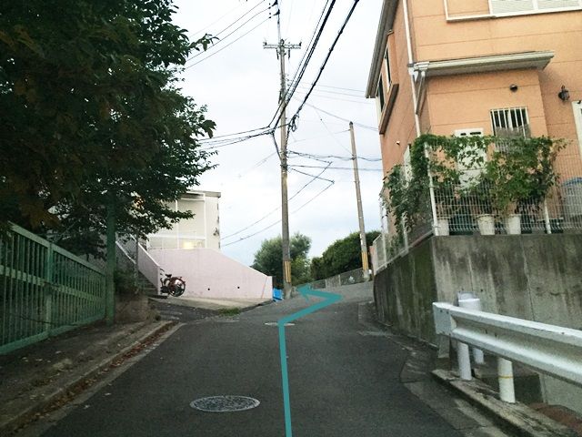 【道順6】坂を上っていただくと「左側」に駐車場があります。