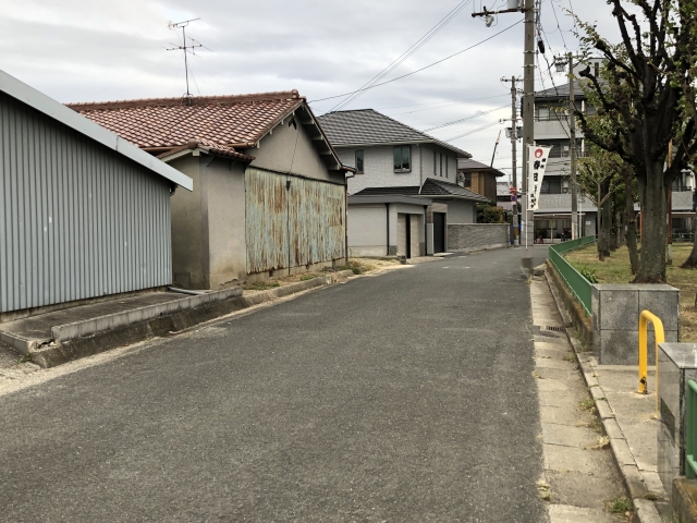 道順2. 横枕北公園沿いに南に進んで茶色い屋根の向こうが駐車スペースです。
