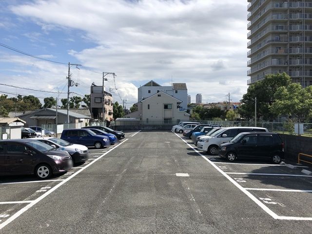 別の位置から見た駐車場の全体写真です。