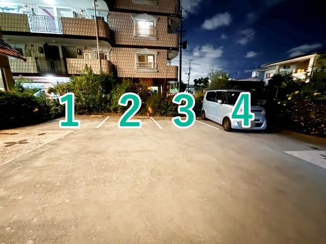 比屋根3丁目10-7駐車場の駐車場写真