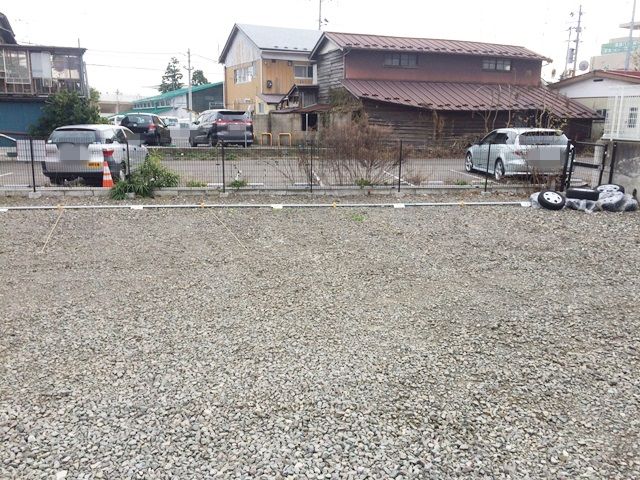 【道順4】奥まで進むと駐車場があります。