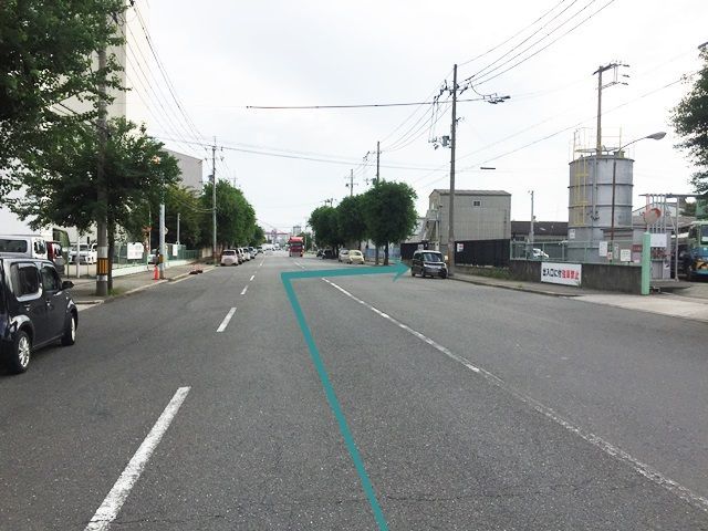 【道順7】直進していただくと「右側」に駐車場出入口があります。