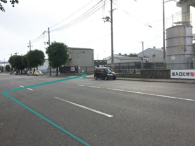 【道順8】駐車場出入口の写真です。歩行者等に気をつけて進入、ご予約時のスペースに駐車してください。