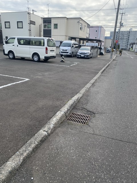 北海道札幌市南区南三十三条西十丁目五-十九の駐車場写真