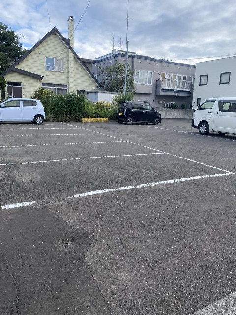 北海道札幌市南区南三十三条西十丁目五-十九の駐車場写真