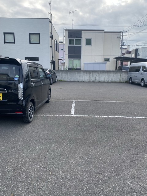 北海道札幌市南区南三十三条西十丁目五-十九の駐車場写真