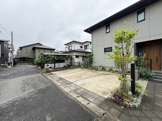 四街道市大日｜焼肉ほんがね近隣｜広々・停めやすい平置き駐車場の駐車場写真