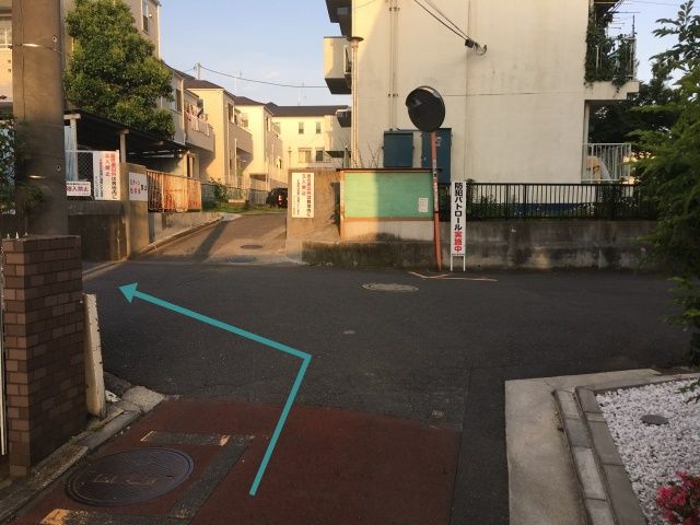 突き当り左に曲がると右側に駐車場があります。