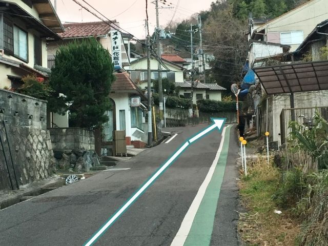 2.Family Martを曲がり、しばらく行くと二手に分かれているので、右側に進んで下さい。目印は右手に見える青いアーケードです。