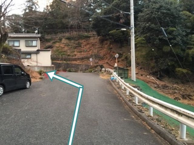 3.右側にゴミ回収ボックスが見えてきます。正面の道を左折して下さい。突き当たり一本手前の道です。