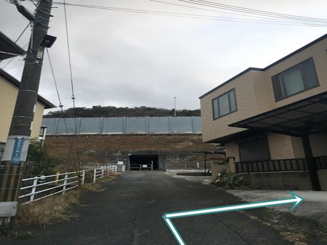 5.右側に駐車場があります。