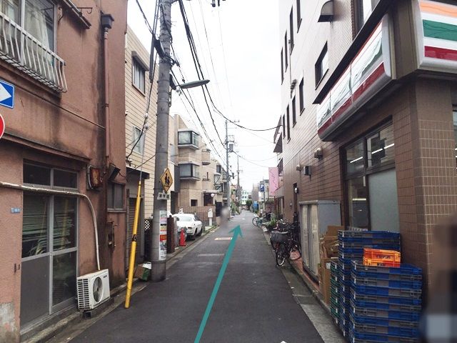 【道順2】一方通行になりますので、歩行者等に気をつけて直進してください。