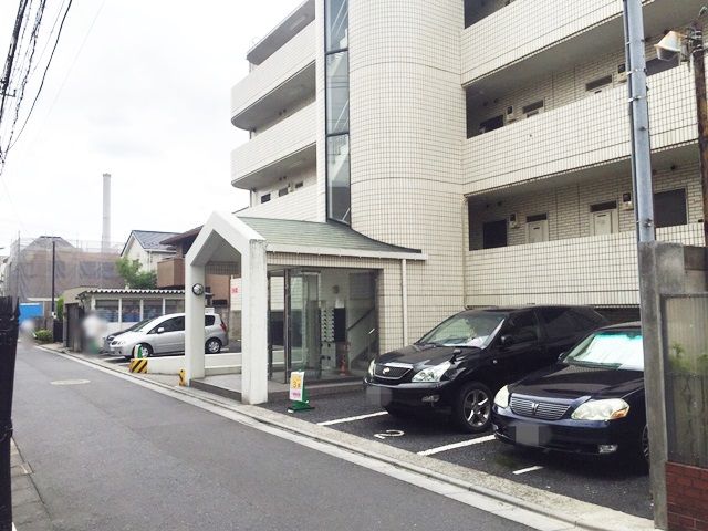 【道順3】70m程直進していただくと、「右側」に駐車場があります。ご予約時のスペースに駐車してください。