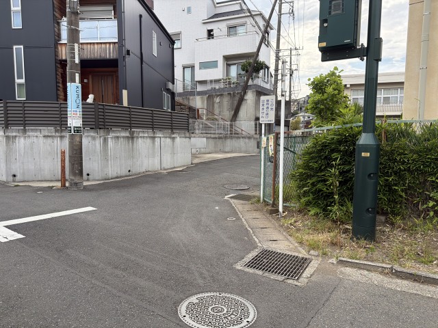 釜利谷小学校西門そばの駐車場写真