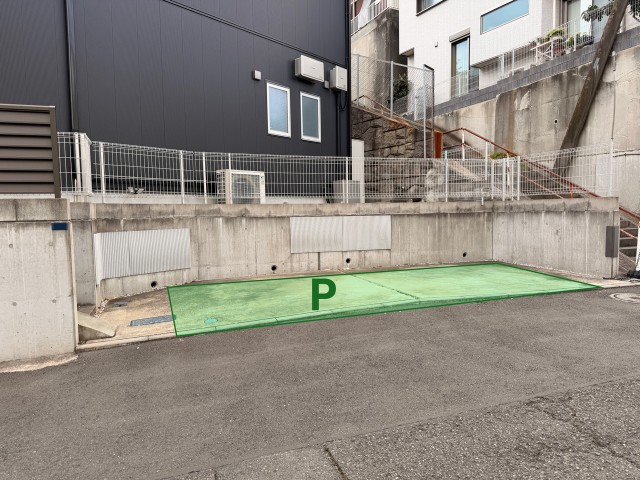 釜利谷小学校西門そばの駐車場写真