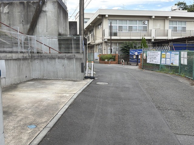 釜利谷小学校西門そばの駐車場写真