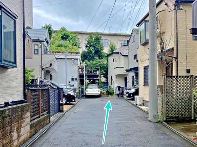 突き当たりが駐車場です