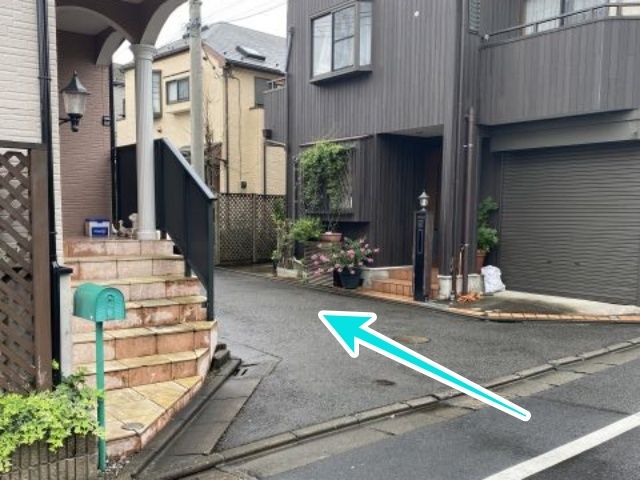 緑のポストがある角を左折します
