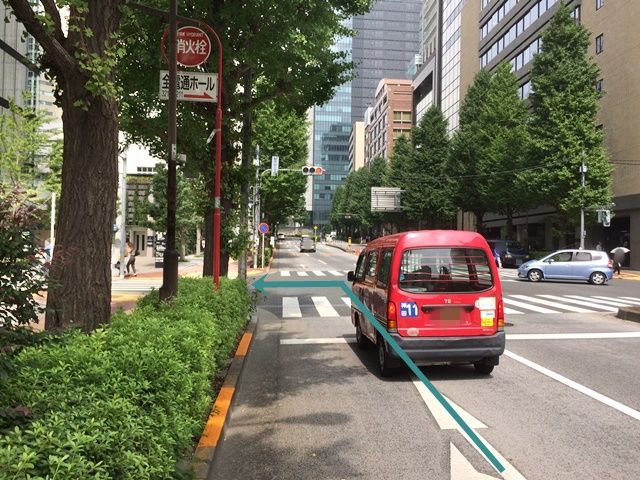 【道順1】本郷通り(都道403号線)「駿河台交差点」を「北東」へ進み、「駿河台三丁目交差点」を「左折」してください。