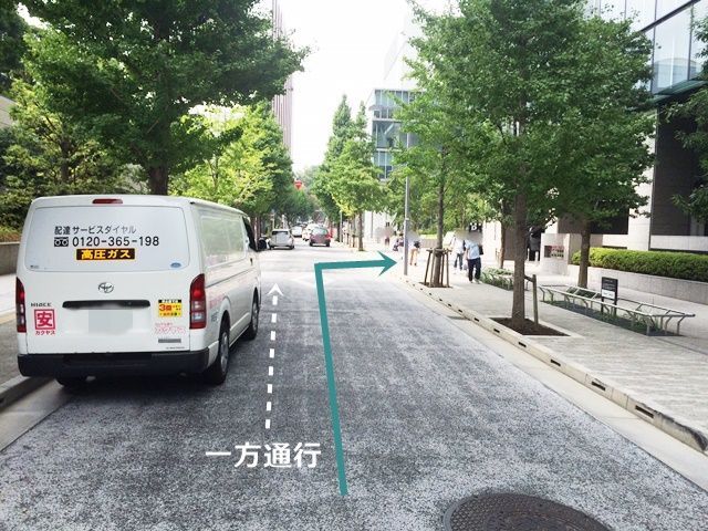 【道順3】160m程直進すると「右側」にご利用駐車場の入口があります。