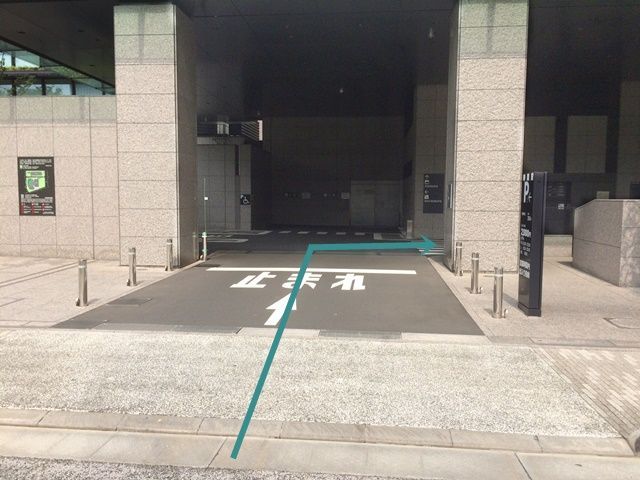 【道順4】駐車場入口の写真です。歩行者等に気を付けて進入していただくと、すぐ「右側」にご利用駐車場があります。