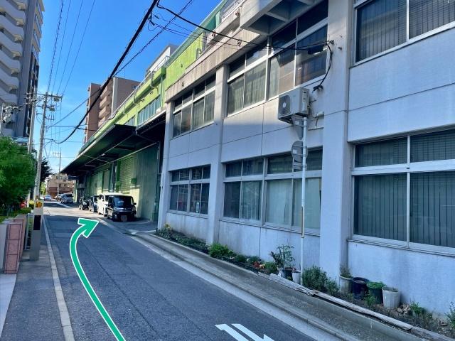 ズムスタ徒歩1分 新生倉庫運輸トランクルーム横駐車場【0:00~23:59】の駐車場写真