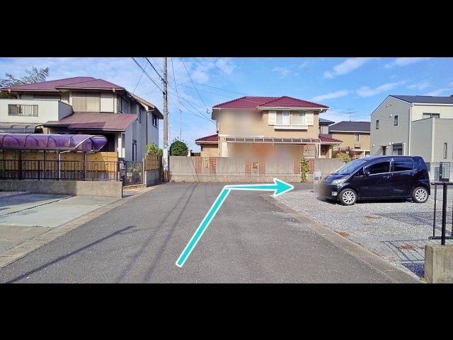 反対側から見た駐車場周辺