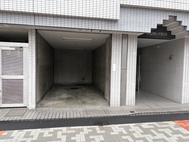 東京都新宿区市谷薬王寺町の駐車場写真