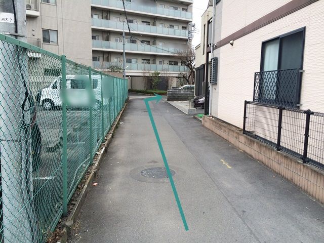 【道順2】道なりに進むと右側に駐車場があります。