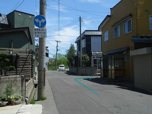 右側の黄色い住宅と白黒の外壁の住宅の間を右折。